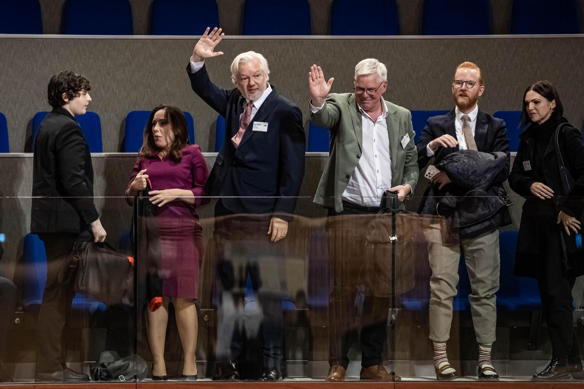 El fundador de WikiLeaks, Julian Assange, y su esposa Stella Assange en la Asamblea Parlamentaria del Consejo de Europa. EFE/EPA/CHRISTOPHE PETIT TESSON