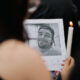 Fotografía del 17 de octubre de 2024 de una fanática que sostiene una foto del cantante Liam Payne, durante un homenaje al artista en el Obelisco en Buenos Aires (Argentina).EFE/ Juan Ignacio Roncoroni