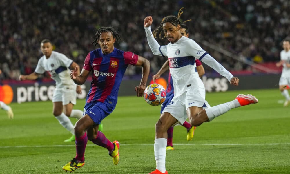 Imagen de archivo del delantero del PSG Bradley Barcola (d) en un partido contra el Barcelona de la Liga de Campeones. EFE/Alejandro García