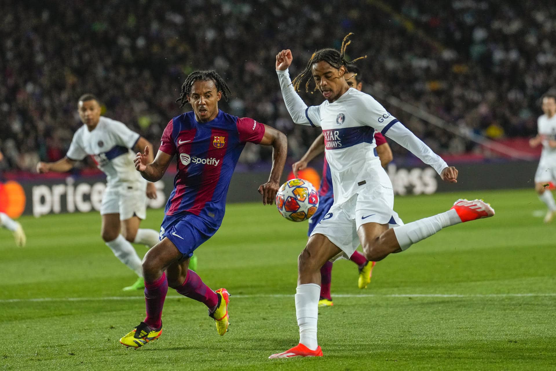 Imagen de archivo del delantero del PSG Bradley Barcola (d) en un partido contra el Barcelona de la Liga de Campeones. EFE/Alejandro García