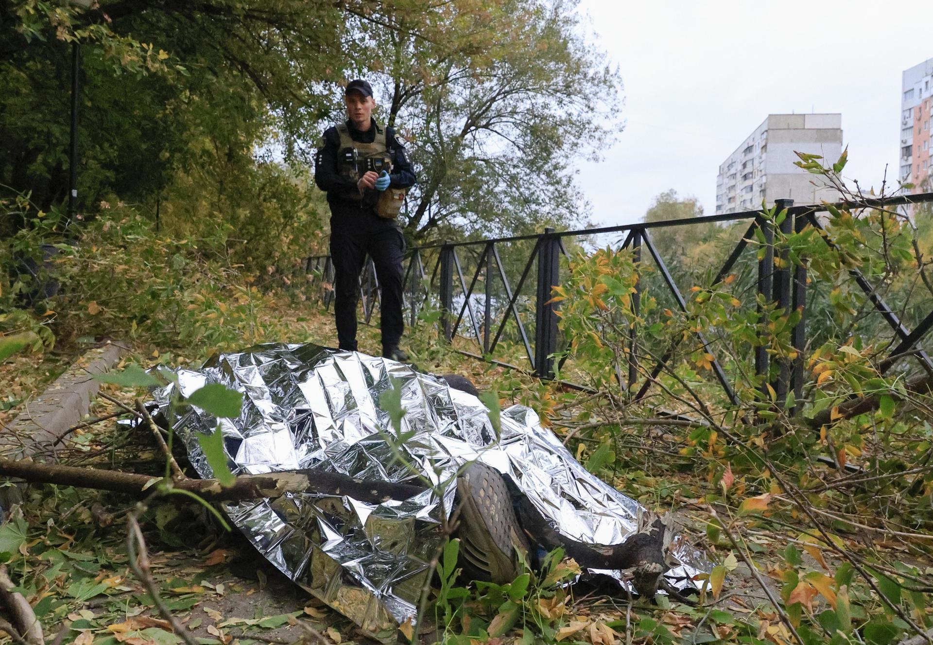 El cuerpo de una persona fallecida por el ataque ruso en Járkov. EFE/EPA/SERGEY KOZLOV