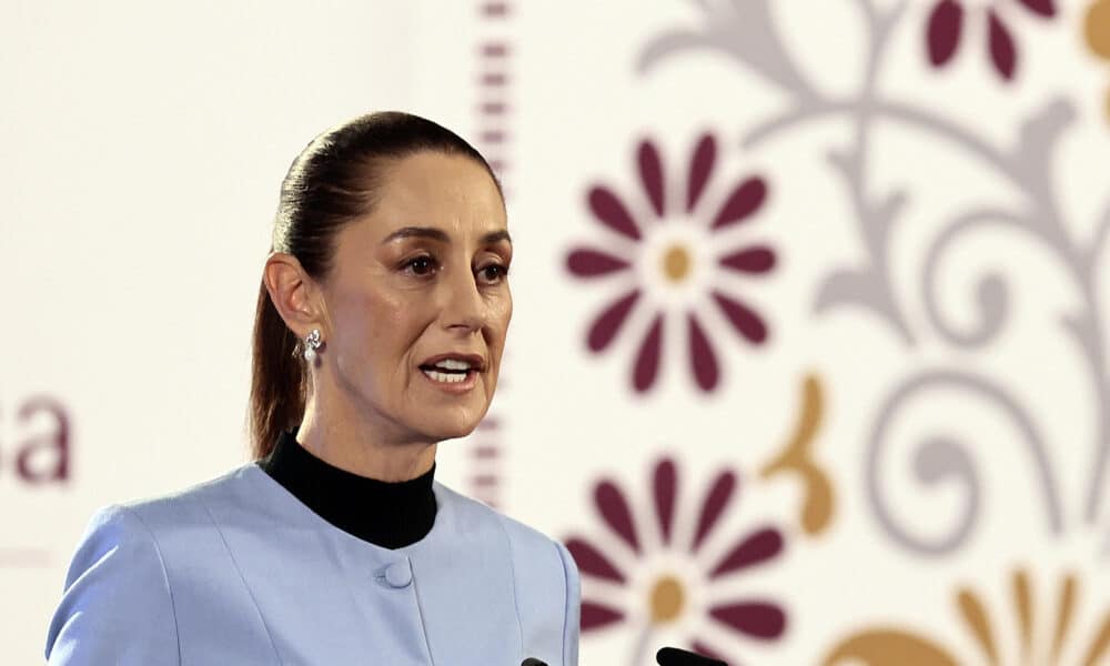 La presidenta de México, Claudia Sheinbaum, habla este jueves durante su conferencia de prensa matutina en Palacio Nacional de la Ciudad de México (México). EFE/José Méndez