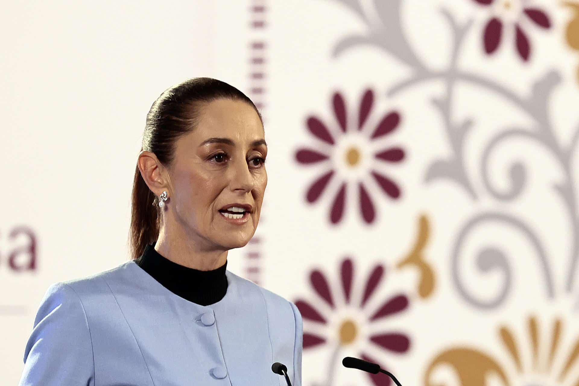 La presidenta de México, Claudia Sheinbaum, habla este jueves durante su conferencia de prensa matutina en Palacio Nacional de la Ciudad de México (México). EFE/José Méndez