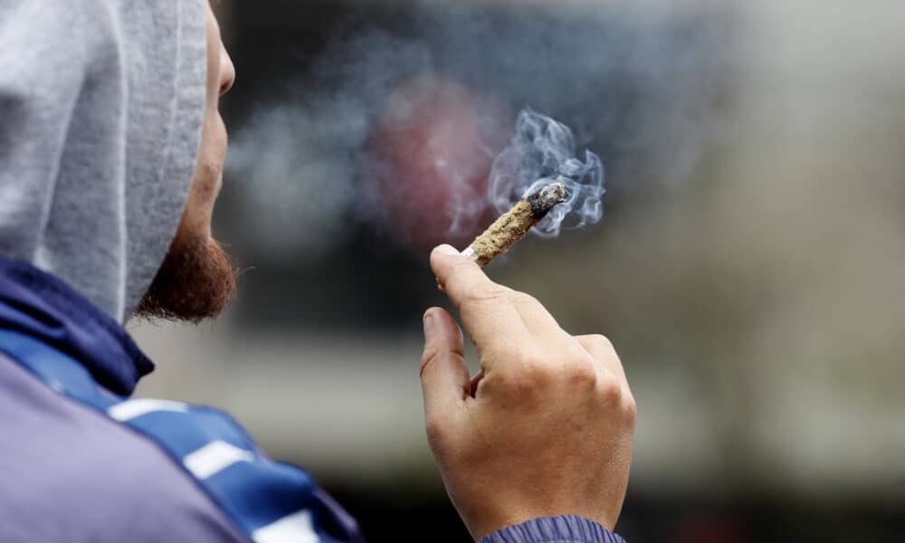 Fotografía de archivo de un hombre fumando. EFE/Carlos Ortega