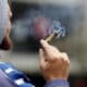 Fotografía de archivo de un hombre fumando. EFE/Carlos Ortega