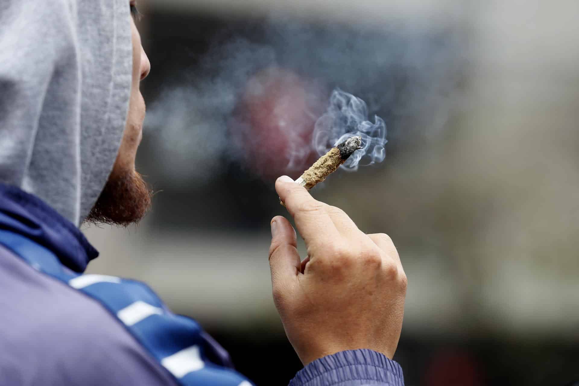 Fotografía de archivo de un hombre fumando. EFE/Carlos Ortega