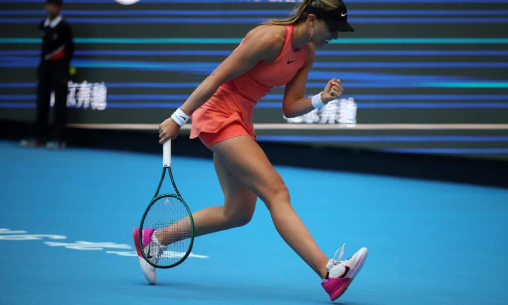 La tenista española Paula Badosa en acción durante su partido de cuartos de final individual femenino contra la china Shuai Zhang en el Abierto de China, en Pekín. EFE/EPA/ANDRÉS MARTÍNEZ CASARES