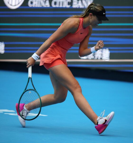 La tenista española Paula Badosa en acción durante su partido de cuartos de final individual femenino contra la china Shuai Zhang en el Abierto de China, en Pekín. EFE/EPA/ANDRÉS MARTÍNEZ CASARES