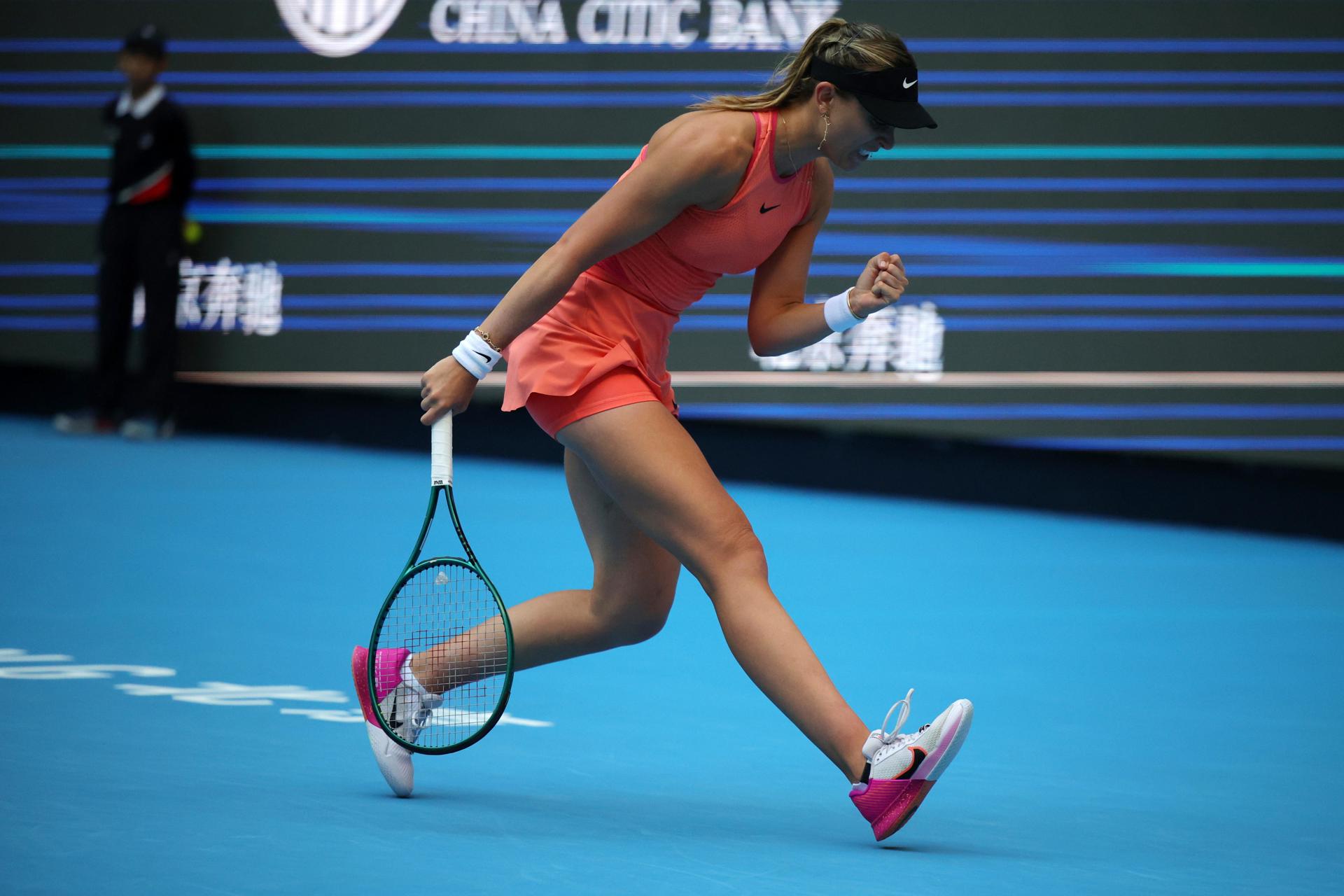 La tenista española Paula Badosa en acción durante su partido de cuartos de final individual femenino contra la china Shuai Zhang en el Abierto de China, en Pekín. EFE/EPA/ANDRÉS MARTÍNEZ CASARES