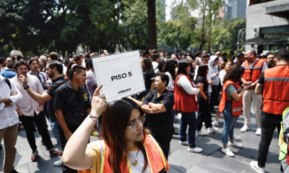 Personas acompañadas de personal de Protección Civil, participan el 19 de septiembre de 2024, en un simulacro de terremoto, en la Ciudad de México (México). Archivo. EFE/Sáshenka Gutiérrez