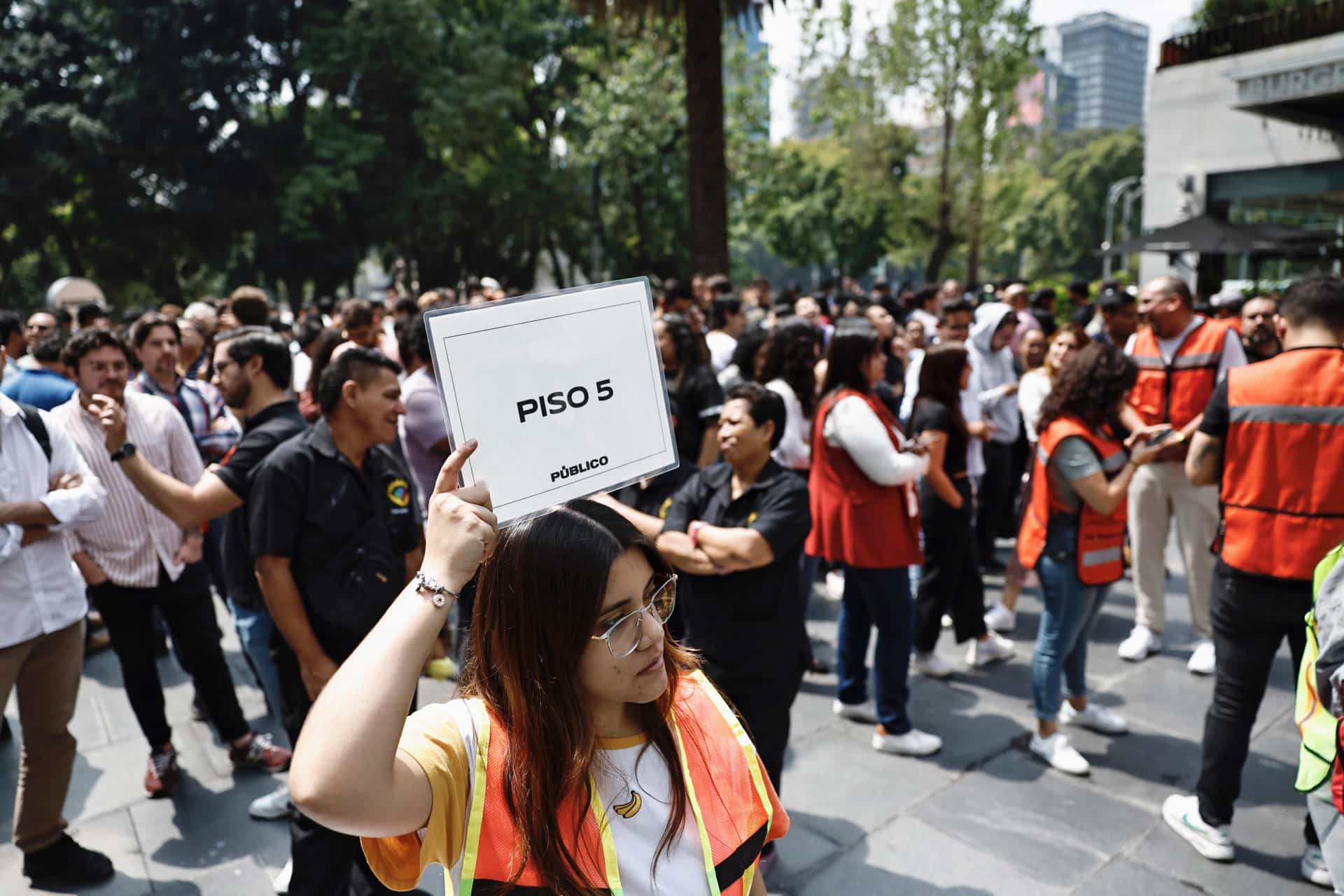 Personas acompañadas de personal de Protección Civil, participan el 19 de septiembre de 2024, en un simulacro de terremoto, en la Ciudad de México (México). Archivo. EFE/Sáshenka Gutiérrez