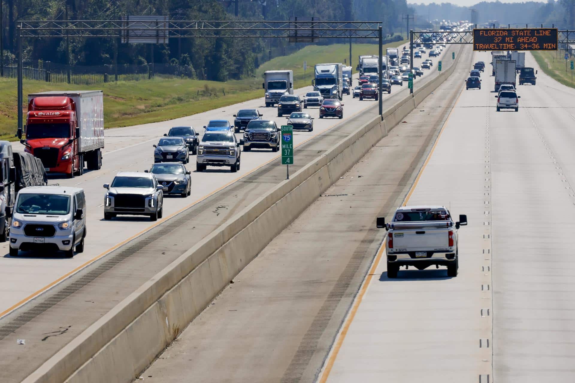 Antes de la llegada prevista a tierra del huracán Milton, el tráfico vehicular fluye hacia el norte desde Florida por la carretera interestatal 75, en Adel, Georgia, EE.UU. EFE/EPA/Erik S. Lesser