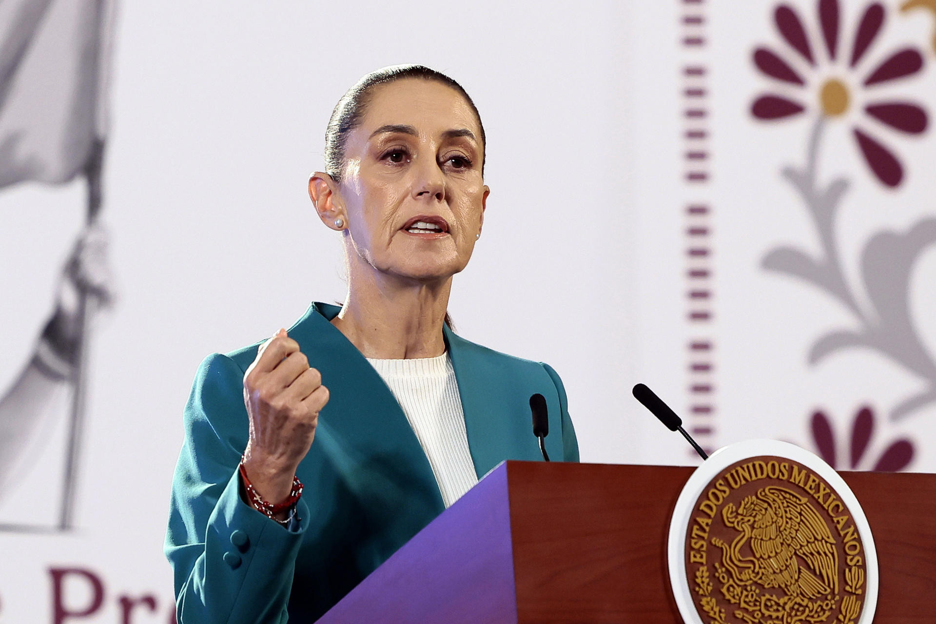 La presidenta de México, Claudia Sheinbaum, habla durante su conferencia de prensa matutina este lunes, en Palacio Nacional de la Ciudad de México (México). EFE/ José Méndez