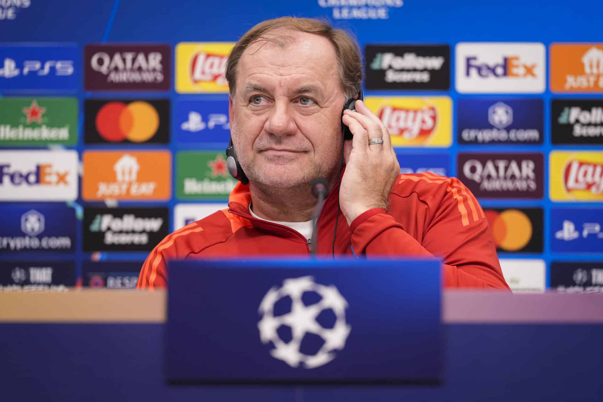 El entrenador del Slovan Bratislava, Vladimír Weiss, durante la rueda de prensa anterior al entrenamiento que su equipo ha realizado este lunes para preparar el partido de Liga de Campeones que mañana disputarán ante el Girona FC en el Estadio Municipal de Montilivi. EFE/David Borrat