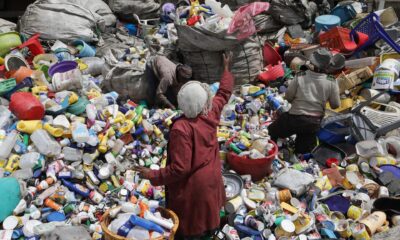 En la imagen de archivo, mujeres recogen envases de plástico usados en un centro para su posterior reciclaje en una fábrica de Kariobangi, en Nairobi (Kenia). EFE/ Daniel Irungu