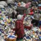 En la imagen de archivo, mujeres recogen envases de plástico usados en un centro para su posterior reciclaje en una fábrica de Kariobangi, en Nairobi (Kenia). EFE/ Daniel Irungu