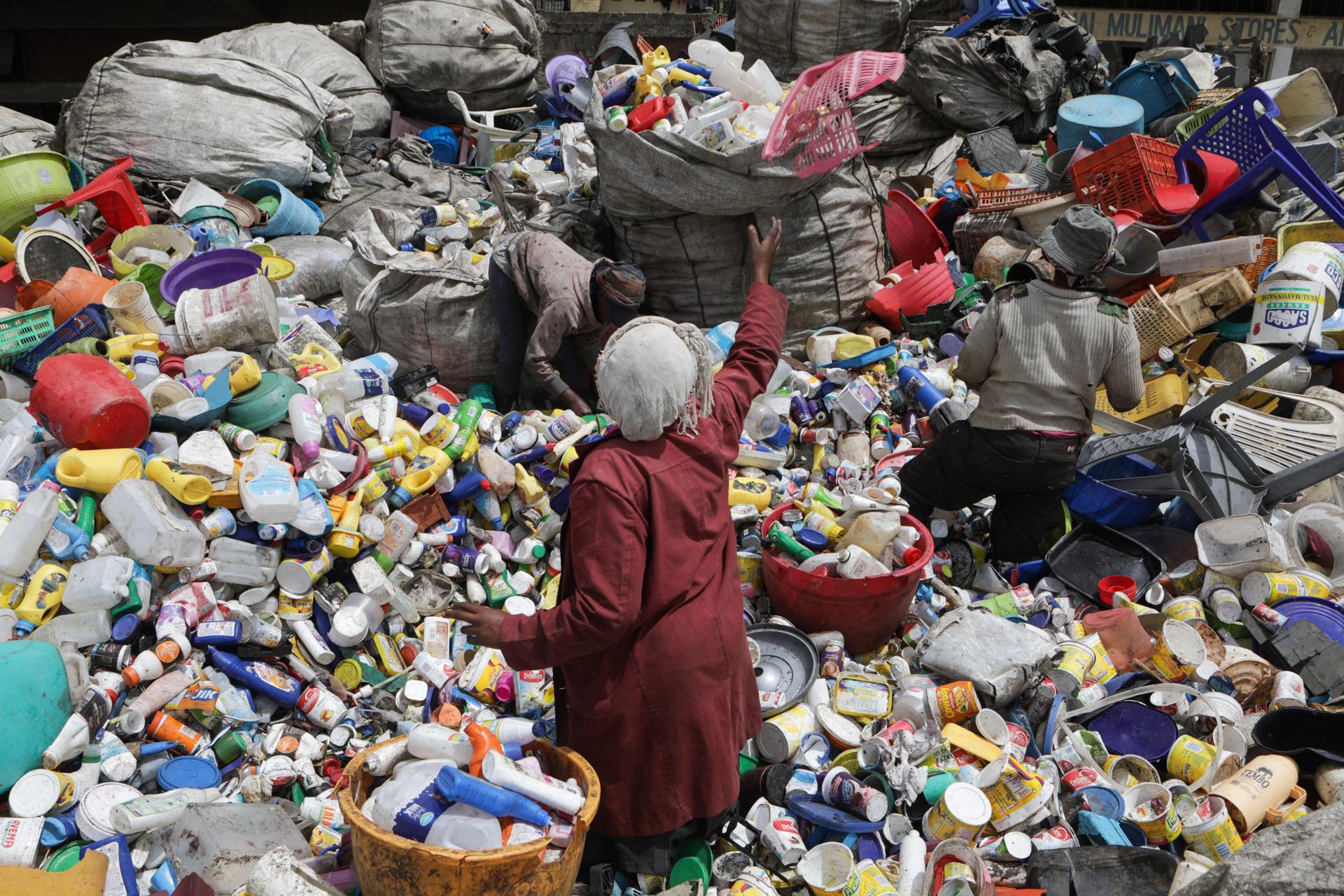 En la imagen de archivo, mujeres recogen envases de plástico usados en un centro para su posterior reciclaje en una fábrica de Kariobangi, en Nairobi (Kenia). EFE/ Daniel Irungu