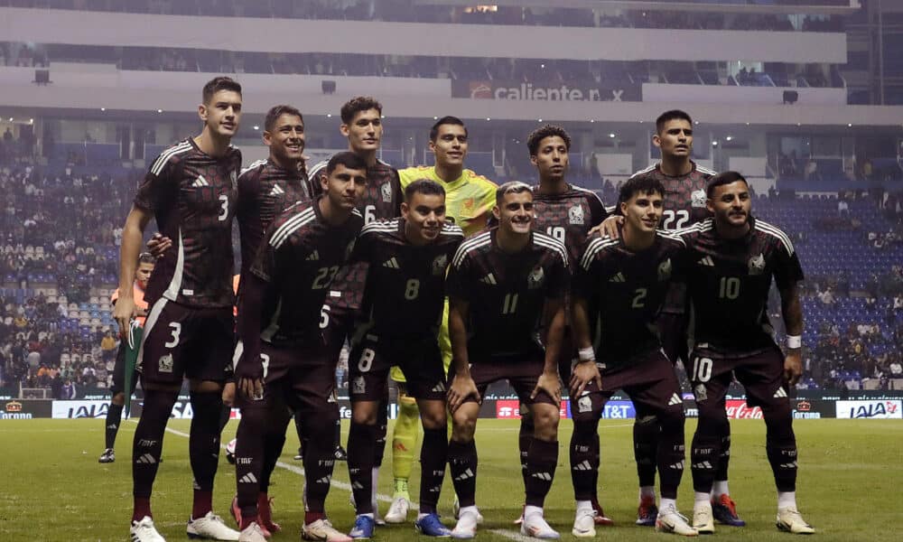 Jugadores de la Selección Nacional de México posan previo a un juego amistoso celebrado en el estadio Cuauhtémoc de la ciudad de Puebla (México). EFE/Hilda Ríos