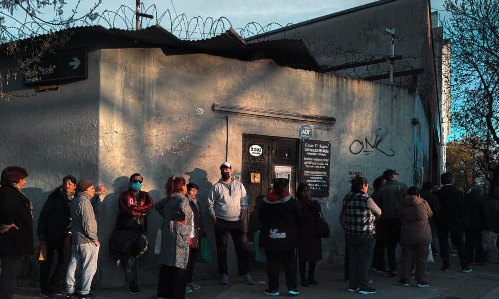 Fotografía del 10 de septiembre de 2024 de personas realizan una fila para obtener ayuda social en Buenos Aires (Argentina). EFE/ Juan Ignacio Roncoroni