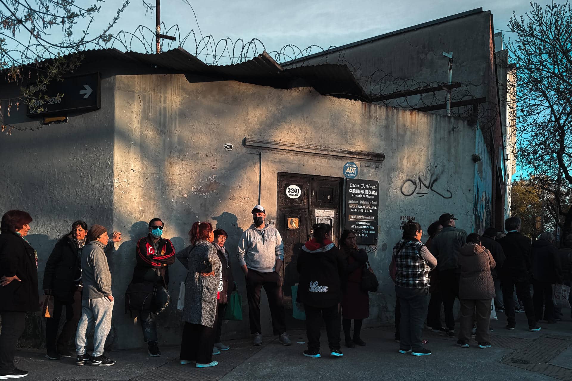 Fotografía del 10 de septiembre de 2024 de personas realizan una fila para obtener ayuda social en Buenos Aires (Argentina). EFE/ Juan Ignacio Roncoroni