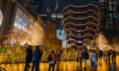 Fotografía de archivo del 18 de diciembre de 2023 de personas que caminan en la plaza de la estructura del Vessel, punto de atracción construido como parte del Plan de Desarrollo de Hudson Yards, en Manhattan, Nueva York (EE.UU.).EFE/ Angel Colmenares