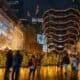 Fotografía de archivo del 18 de diciembre de 2023 de personas que caminan en la plaza de la estructura del Vessel, punto de atracción construido como parte del Plan de Desarrollo de Hudson Yards, en Manhattan, Nueva York (EE.UU.).EFE/ Angel Colmenares