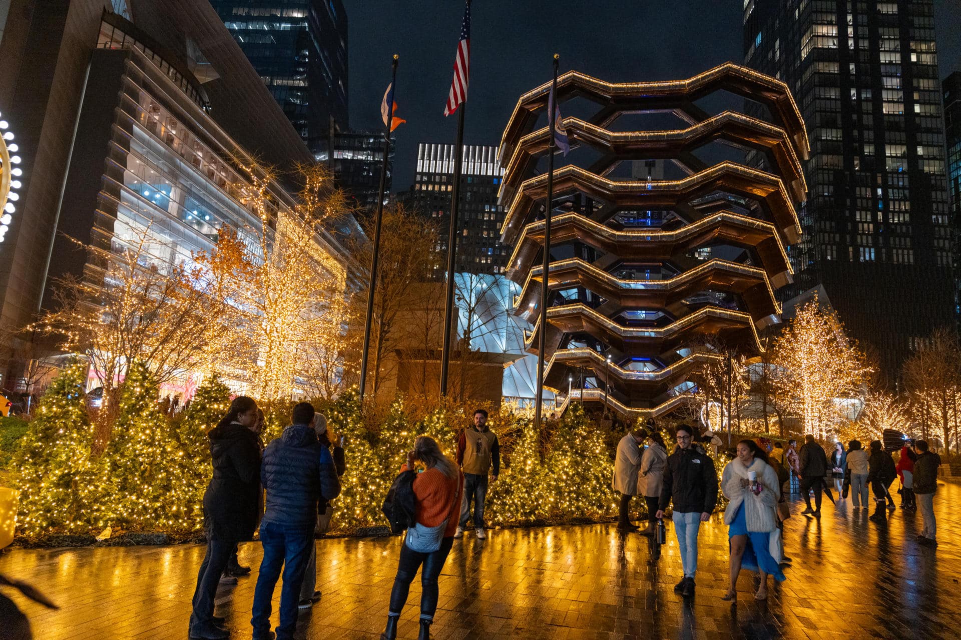 Fotografía de archivo del 18 de diciembre de 2023 de personas que caminan en la plaza de la estructura del Vessel, punto de atracción construido como parte del Plan de Desarrollo de Hudson Yards, en Manhattan, Nueva York (EE.UU.).EFE/ Angel Colmenares