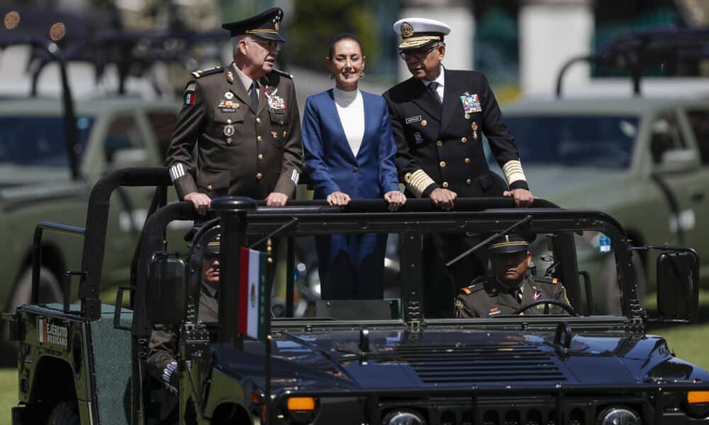 La presidenta de México, Claudia Sheinbaum (c), acompañada del secretario de la Defensa Nacional (Sedena), Ricardo Trevilla Trejo (i) y de Marina (Semar), Raymundo Pedro Morales (d), pasan revista durante la ceremonia de saludo a las Fuerzas Armadas y Guardia Nacional, este jueves en el Campo Marte de la Ciudad de México (México). EFE/ Isaac Esquivel