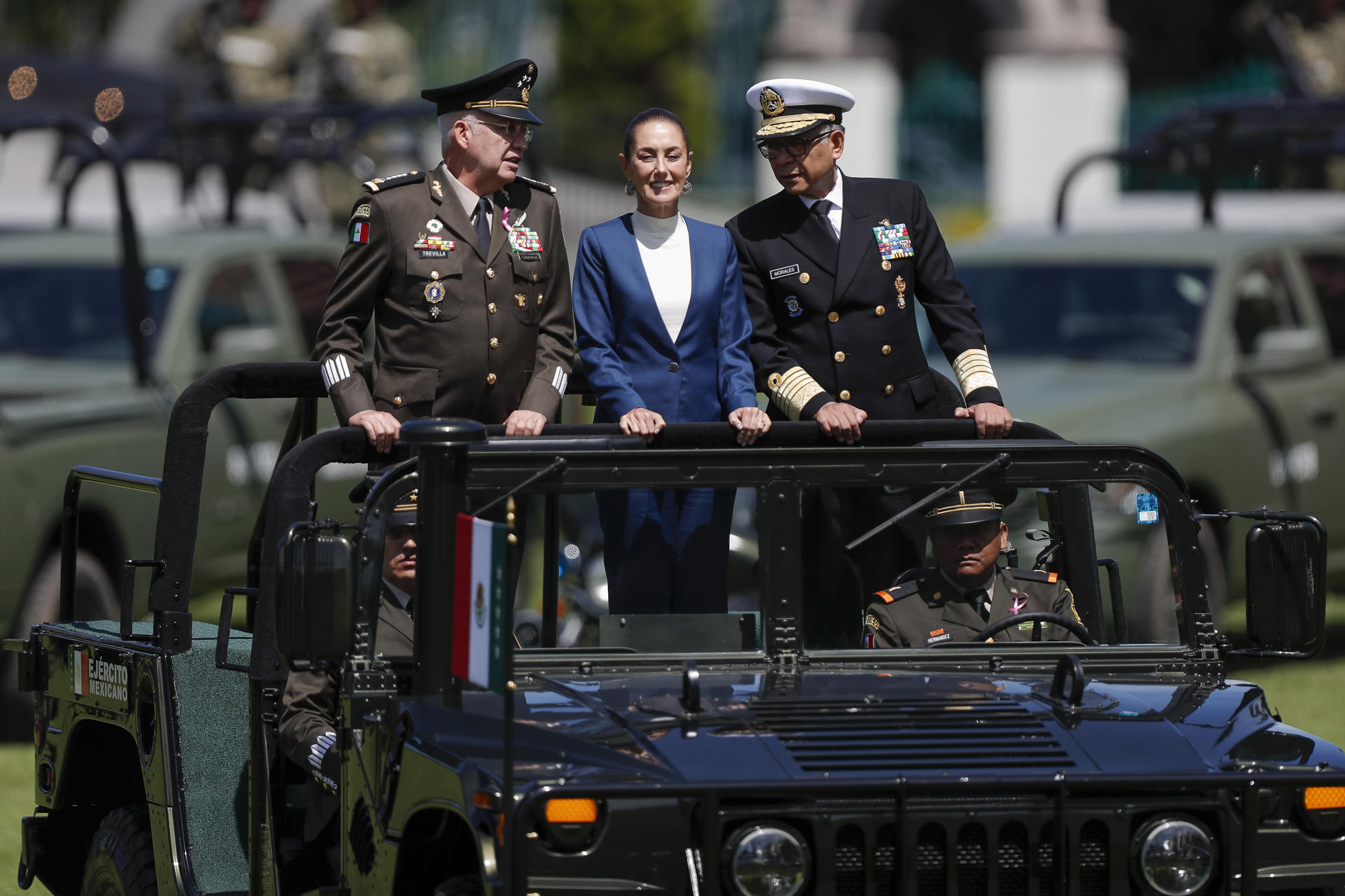 La presidenta de México, Claudia Sheinbaum (c), acompañada del secretario de la Defensa Nacional (Sedena), Ricardo Trevilla Trejo (i) y de Marina (Semar), Raymundo Pedro Morales (d), pasan revista durante la ceremonia de saludo a las Fuerzas Armadas y Guardia Nacional, este jueves en el Campo Marte de la Ciudad de México (México). EFE/ Isaac Esquivel