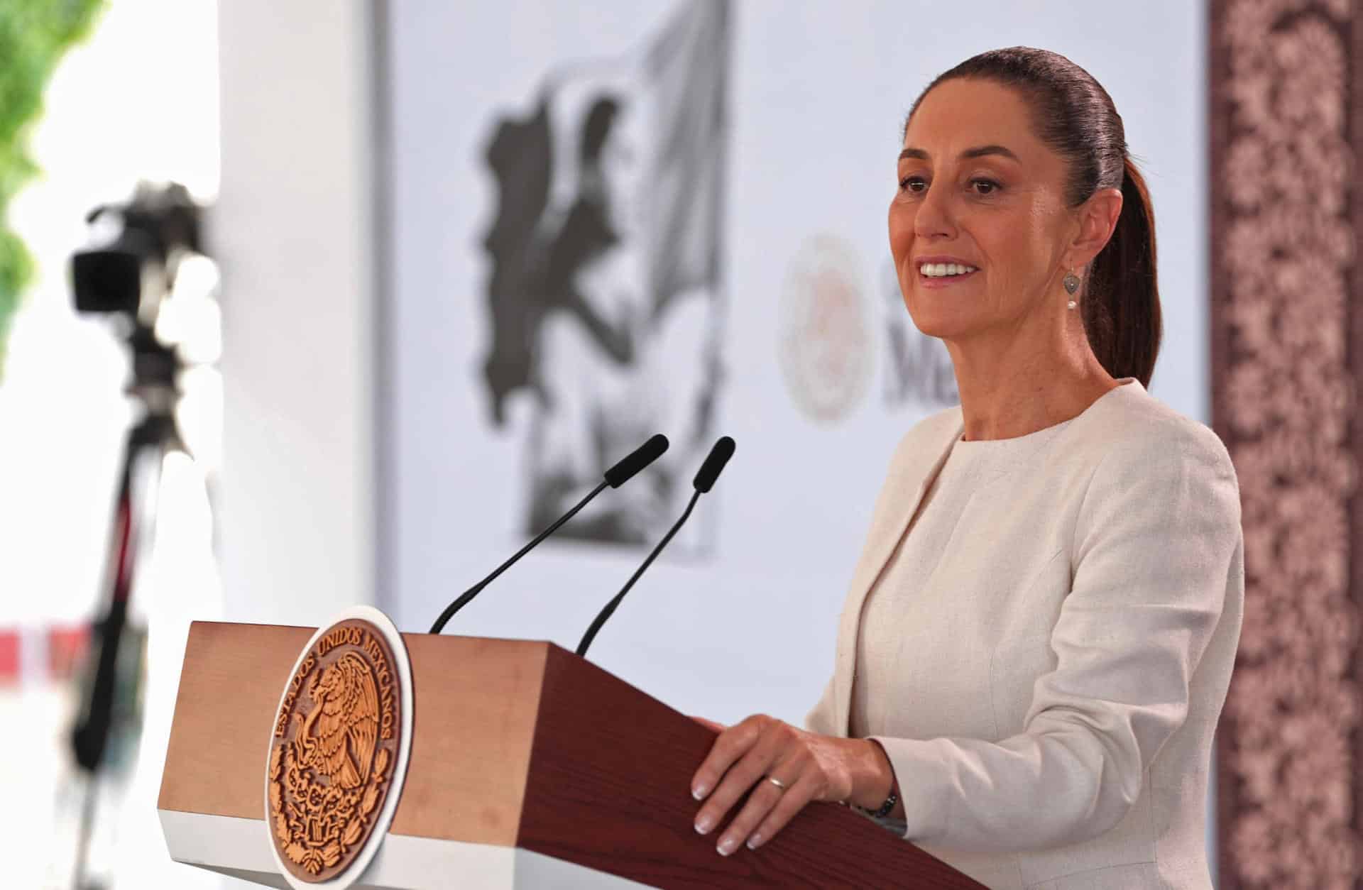 Fotografía cedida por la presidencia de México de la presidenta de México, Claudia Sheinabum, en una rueda de prensa este viernes, en el municipio de Cabo San Lucas, en Baja California Sur (México). EFE/Presidencia de México/SOLO USO EDITORIAL/SOLO DISPONIBLE PARA ILUSTRAR LA NOTICI QUE ACOMPAÑA(CRÉDITO OBLIGATORIO)