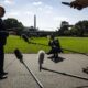 El presidente estadounidense, Joe Biden, ordenó el envío de otros 500 soldados para las labores de recuperación del huracán Helene. EFE/EPA/Samuel Corum/POOL