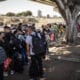 Migrantes hacen fila para solicitar papeles migratorios en la ciudad de Tijuana, en el estado de Baja California (México). Archivo. EFE/ Joebeth Terríquez