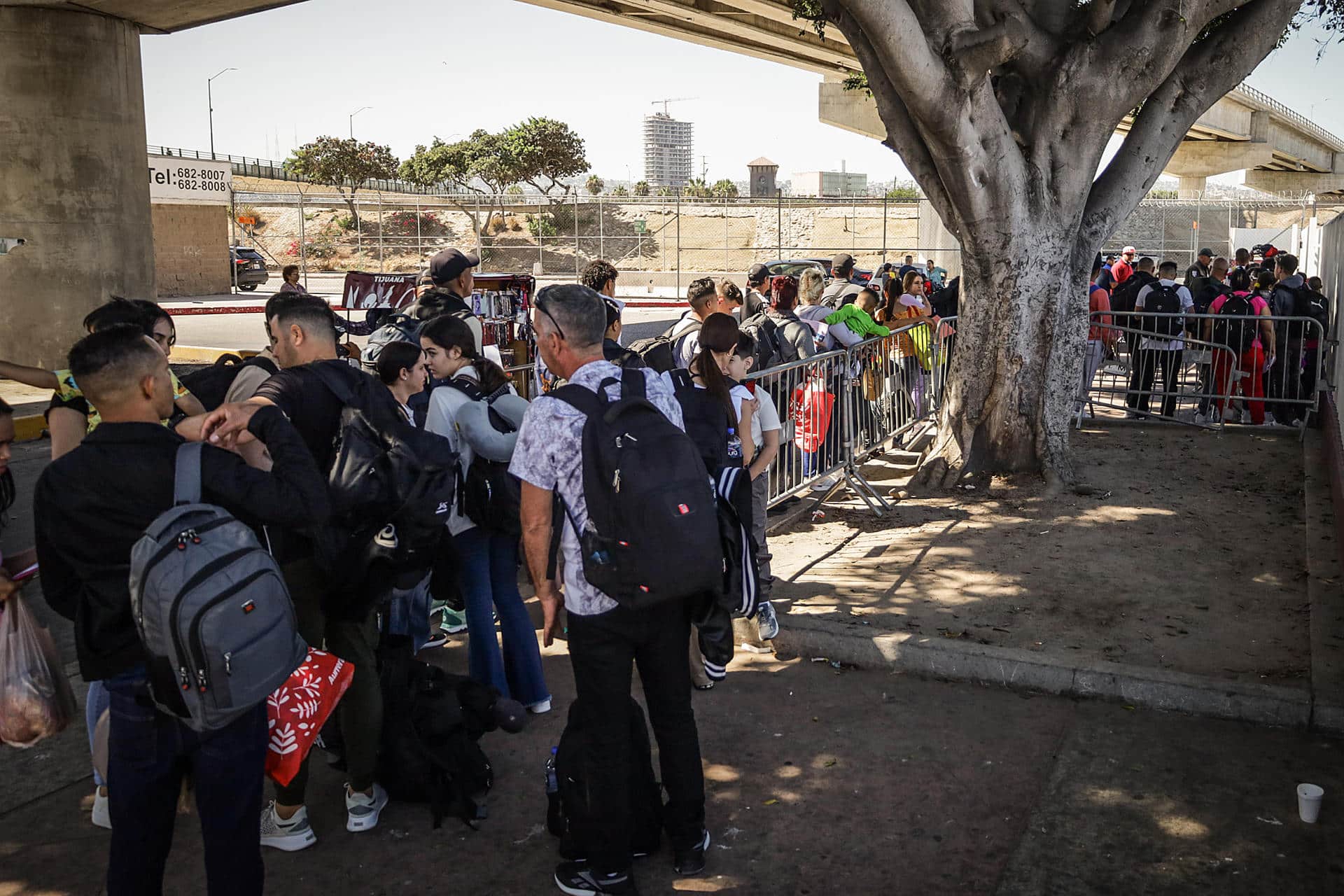 Migrantes hacen fila para solicitar papeles migratorios en la ciudad de Tijuana, en el estado de Baja California (México). Archivo. EFE/ Joebeth Terríquez