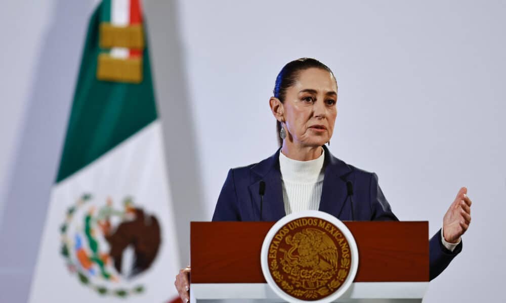 La presidenta de México, Claudia Sheinbaum, habla durante su primera conferencia de prensa este miércoles, ofrecida en Palacio Nacional de la Ciudad de México (México). EFE/ Sáshenka Gutiérrez