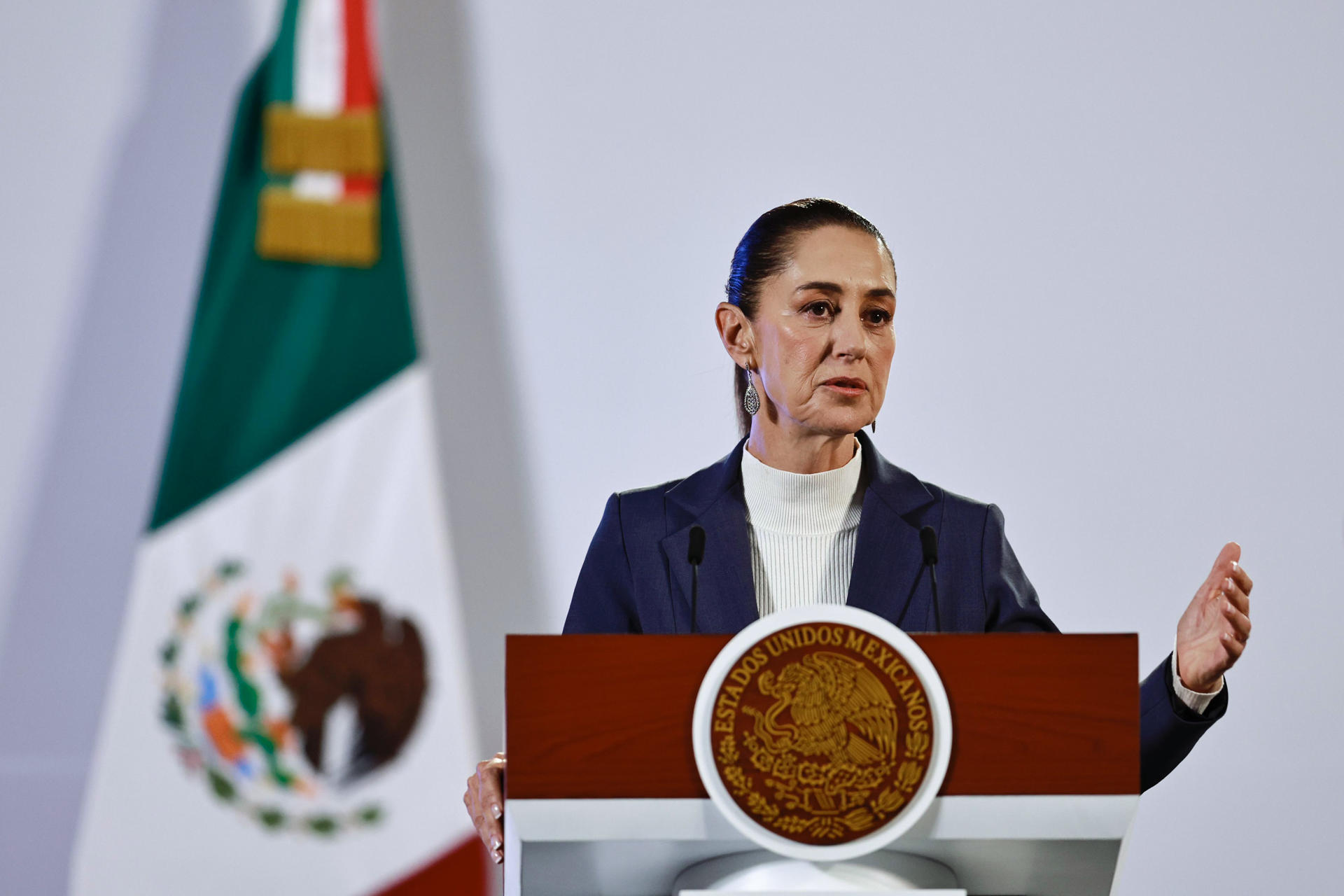 La presidenta de México, Claudia Sheinbaum, habla durante su primera conferencia de prensa este miércoles, ofrecida en Palacio Nacional de la Ciudad de México (México). EFE/ Sáshenka Gutiérrez