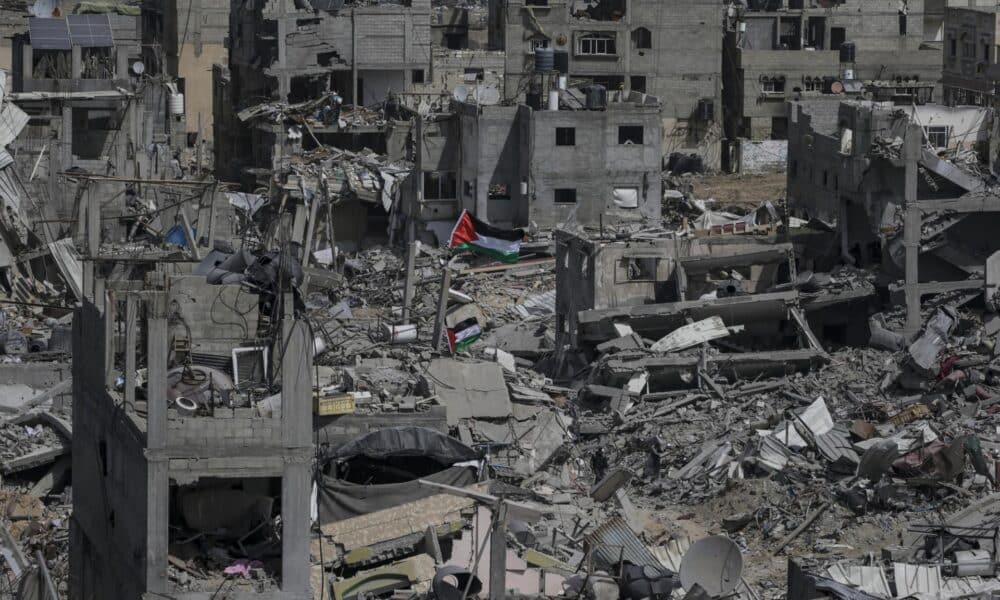 La bandera palestina ondea rodeada de escombros de edificios destruidos tras una operación militar israelí en Jan Yunis, en el sur de la Franja de Gaza. EFE/EPA/MOHAMMED SABER
Jan Yunis (---), 03/06/2024.- La bandera palestina ondea rodeada por los escombros de edificios destruidos tras una operación militar israelí en Jan Yunis, en el sur de la Franja de Gaza, 06 de marzo de 2024. Más de 30.500 palestinos y más de 1.300 israelíes han muerto, según el Ministerio de Salud palestino y las Fuerzas de Defensa de Israel (FDI), desde que militantes de Hamás lanzaron un ataque contra Israel desde la Franja de Gaza el 7 de octubre de 2023 y las operaciones israelíes en Gaza. y Cisjordania, que le siguió. EFE/EPA/MOHAMMED SABLE