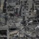 La bandera palestina ondea rodeada de escombros de edificios destruidos tras una operación militar israelí en Jan Yunis, en el sur de la Franja de Gaza. EFE/EPA/MOHAMMED SABER
Jan Yunis (---), 03/06/2024.- La bandera palestina ondea rodeada por los escombros de edificios destruidos tras una operación militar israelí en Jan Yunis, en el sur de la Franja de Gaza, 06 de marzo de 2024. Más de 30.500 palestinos y más de 1.300 israelíes han muerto, según el Ministerio de Salud palestino y las Fuerzas de Defensa de Israel (FDI), desde que militantes de Hamás lanzaron un ataque contra Israel desde la Franja de Gaza el 7 de octubre de 2023 y las operaciones israelíes en Gaza. y Cisjordania, que le siguió. EFE/EPA/MOHAMMED SABLE