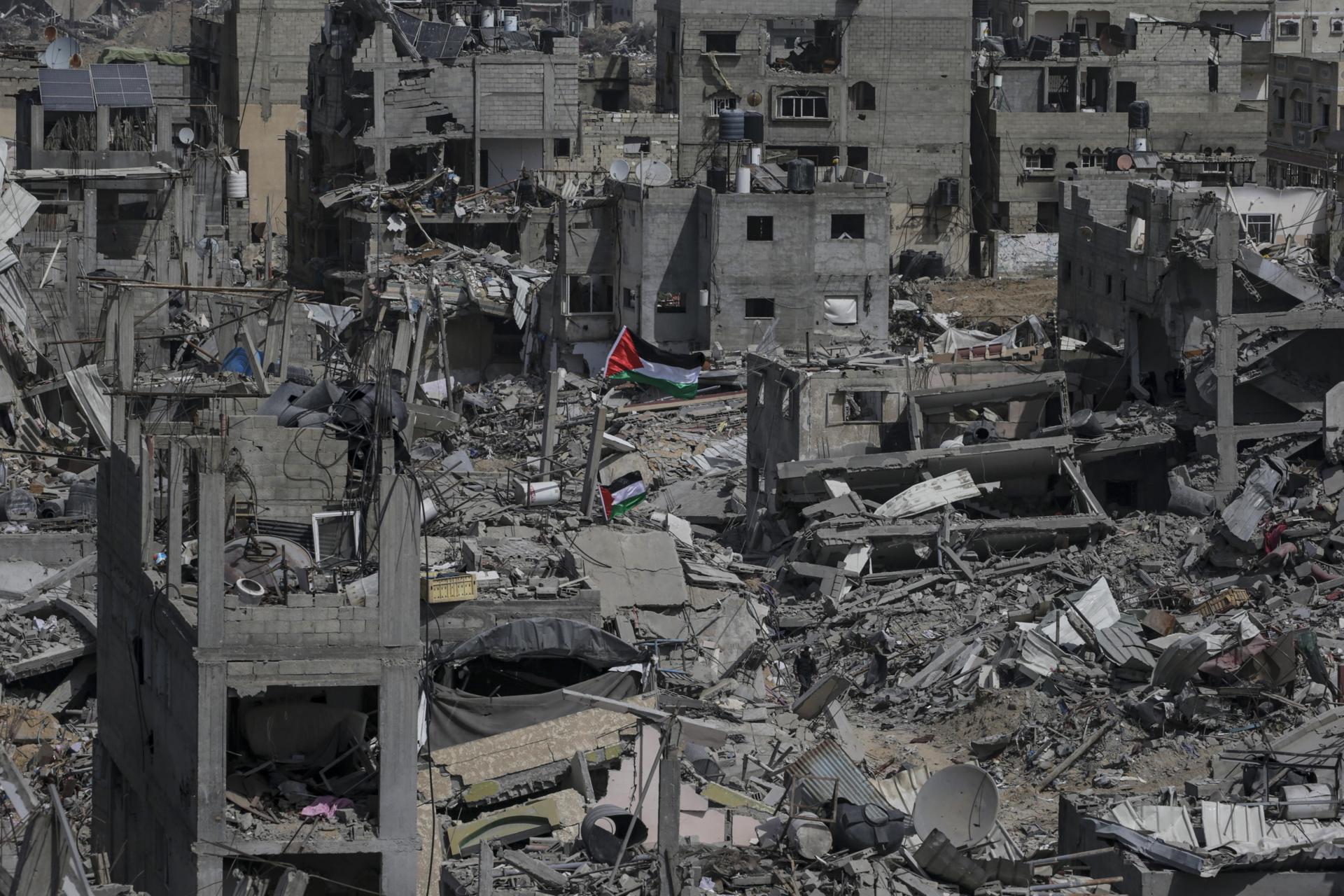 La bandera palestina ondea rodeada de escombros de edificios destruidos tras una operación militar israelí en Jan Yunis, en el sur de la Franja de Gaza. EFE/EPA/MOHAMMED SABER
Jan Yunis (---), 03/06/2024.- La bandera palestina ondea rodeada por los escombros de edificios destruidos tras una operación militar israelí en Jan Yunis, en el sur de la Franja de Gaza, 06 de marzo de 2024. Más de 30.500 palestinos y más de 1.300 israelíes han muerto, según el Ministerio de Salud palestino y las Fuerzas de Defensa de Israel (FDI), desde que militantes de Hamás lanzaron un ataque contra Israel desde la Franja de Gaza el 7 de octubre de 2023 y las operaciones israelíes en Gaza. y Cisjordania, que le siguió. EFE/EPA/MOHAMMED SABLE