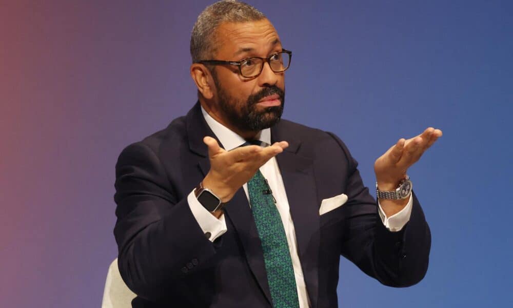 El candidato al liderazgo del Partido Conservador James Cleverly habla este martes durante la Conferencia del Partido Conservador en Birmingham, Gran Bretaña. EFE/EPA/NEIL HALL