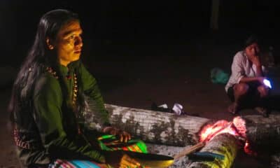 Fotografía del 10 de julio de 2024 de una mujer indígena achuar de la comunidad Sharamentsa (Ecuador). EFE/Irene Morante