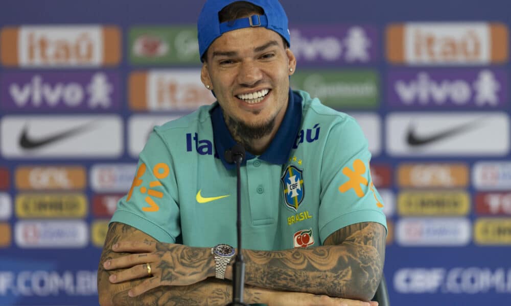 El portero Ederson de Brasil participa en una rueda de prensa este martes, en el Centro de Entrenamiento del Palmeiras, en São Paulo (Brasil). EFE/ Isaac Fontana