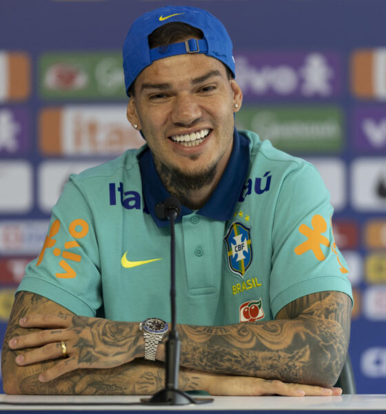 El portero Ederson de Brasil participa en una rueda de prensa este martes, en el Centro de Entrenamiento del Palmeiras, en São Paulo (Brasil). EFE/ Isaac Fontana