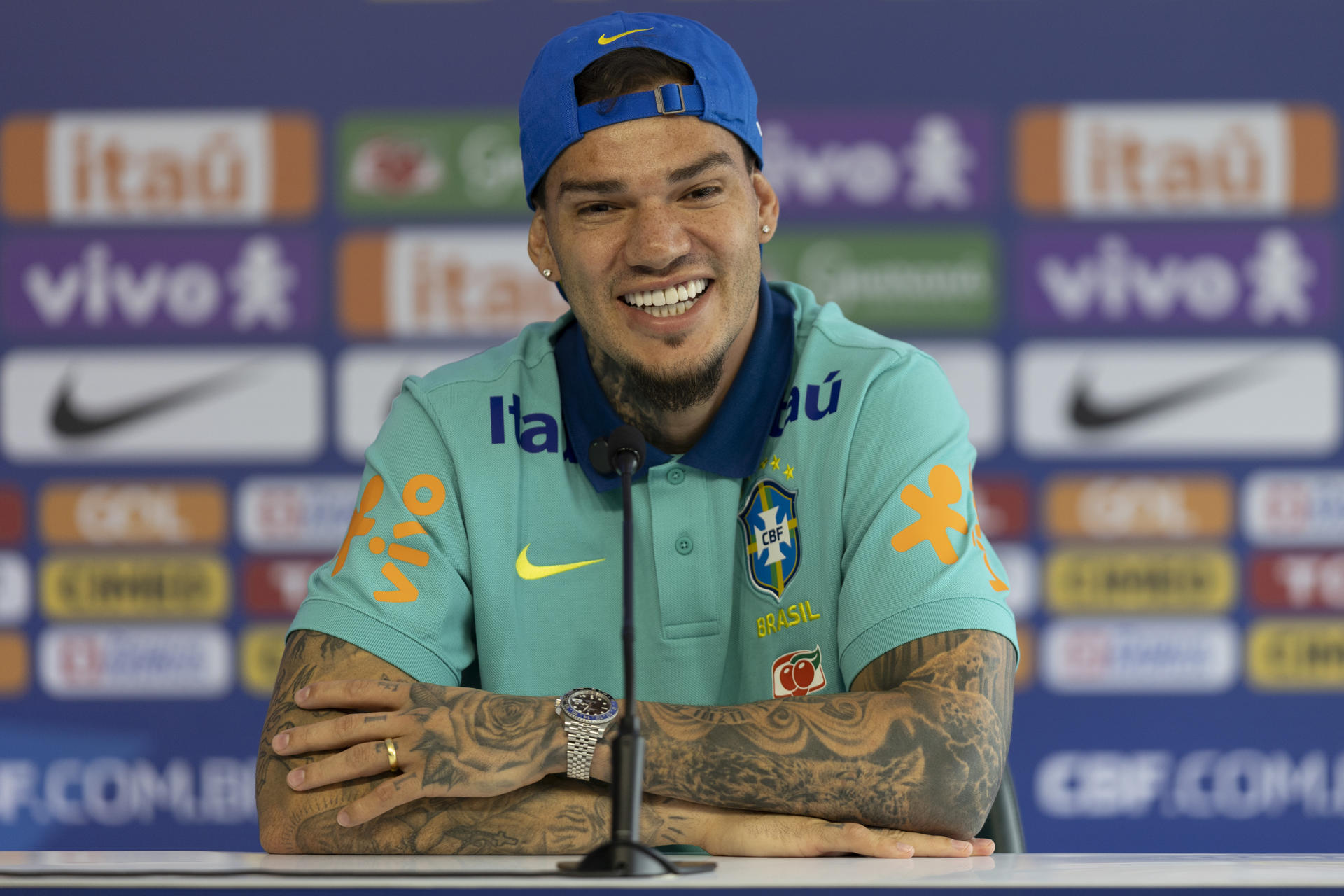 El portero Ederson de Brasil participa en una rueda de prensa este martes, en el Centro de Entrenamiento del Palmeiras, en São Paulo (Brasil). EFE/ Isaac Fontana