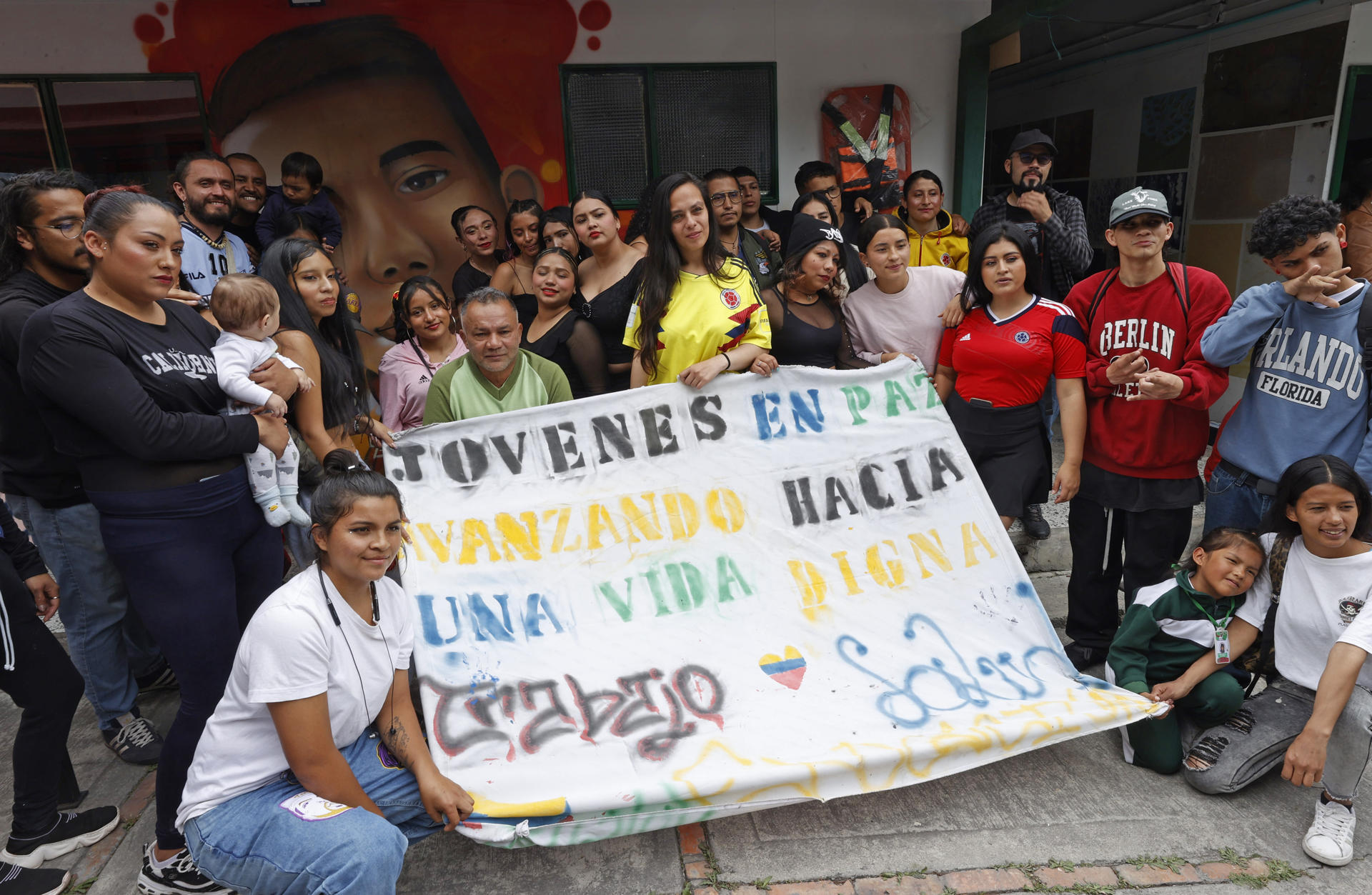 Fotografía del 20 de septiembre de participantes en el programa gubernamental 'Jóvenes en paz' durante una actividad en la Casa Memoria Suba en Bogotá (Colombia). EFE/ Mauricio Dueñas Castañeda