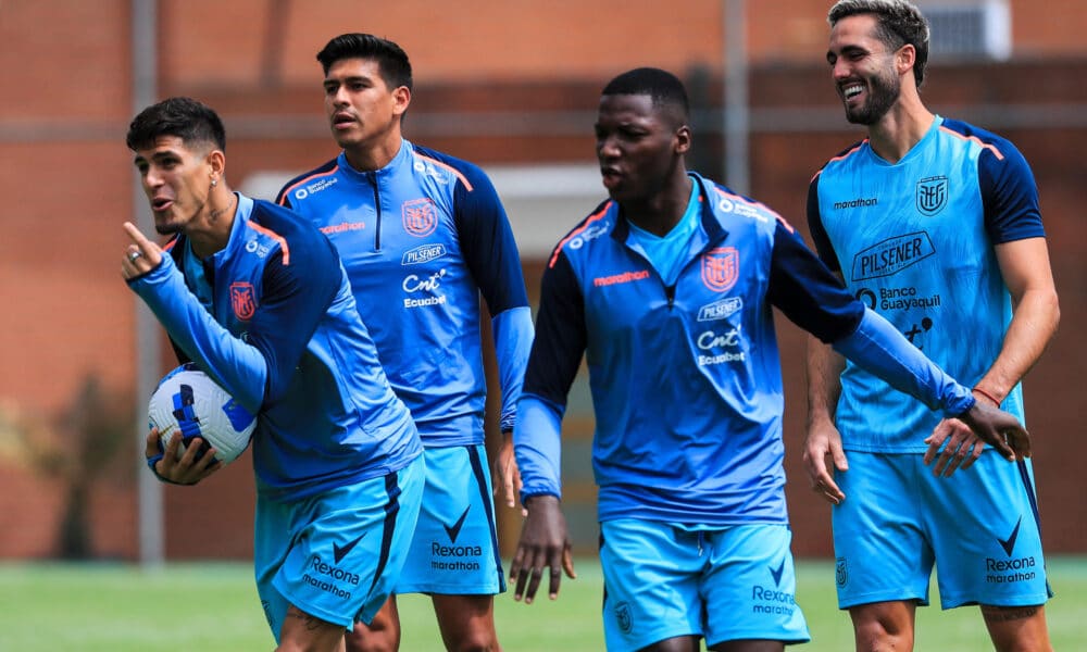 El jugador de la selección de fútbol de Ecuador, Piero Incapie (i), reacciona junto a sus compañeros durante un entrenamiento este martes en Quito (Ecuador). EFE/ José Jácome