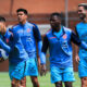 El jugador de la selección de fútbol de Ecuador, Piero Incapie (i), reacciona junto a sus compañeros durante un entrenamiento este martes en Quito (Ecuador). EFE/ José Jácome