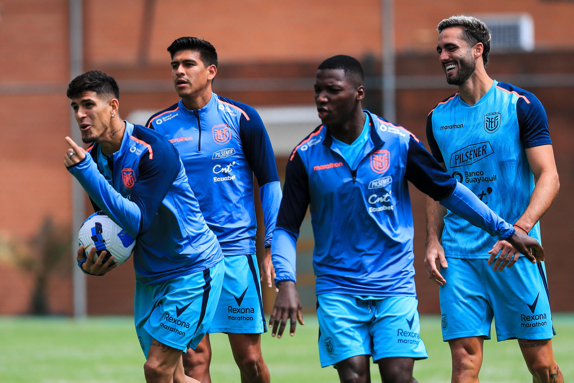 El jugador de la selección de fútbol de Ecuador, Piero Incapie (i), reacciona junto a sus compañeros durante un entrenamiento este martes en Quito (Ecuador). EFE/ José Jácome