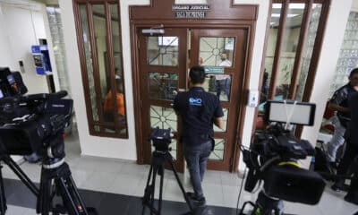 Fotografía de archivo de periodistas que esperan afuera de una corte en la ciudad de Panamá (Panamá).EFE/Carlos Lemos