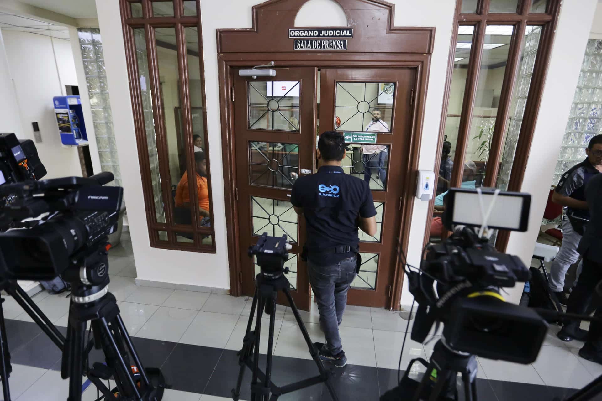 Fotografía de archivo de periodistas que esperan afuera de una corte en la ciudad de Panamá (Panamá).EFE/Carlos Lemos