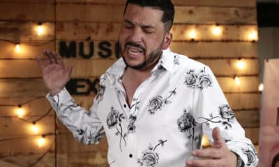 El cantante mexicano Luis Ángel 'El Flaco', nominado al Latin Grammy por Mejor Álbum de Banda, interpreta una canción al término de una entrevista con EFE este viernes, en Ciudad de México (México). EFE/ José Méndez